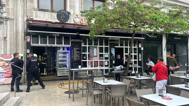 Susto en el Café La Catedral de Santander por un incendio en la cocina que generó alarma y
