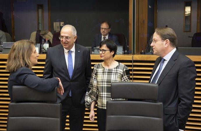 Bruselas busca reducir impuestos a la luz y evitar cortes a familias vulnerables por crisis