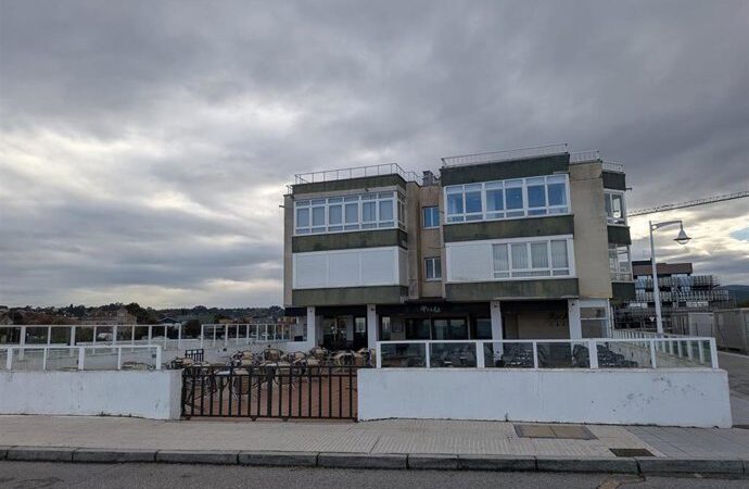 Desalojo del ocupante del chalé que impedía el PERI-11 en Gijón tras cuatro años de bloqueo