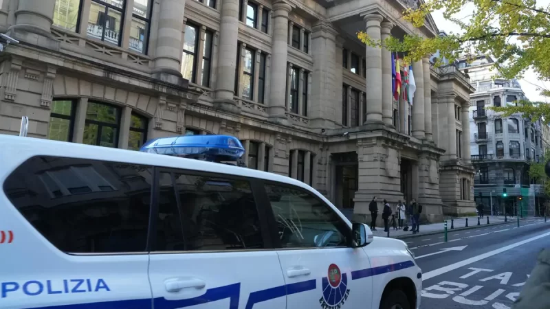 Condenan a cuatro años y medio de prisión a un profesor por ofrecerse como ‘sugar daddy’ a