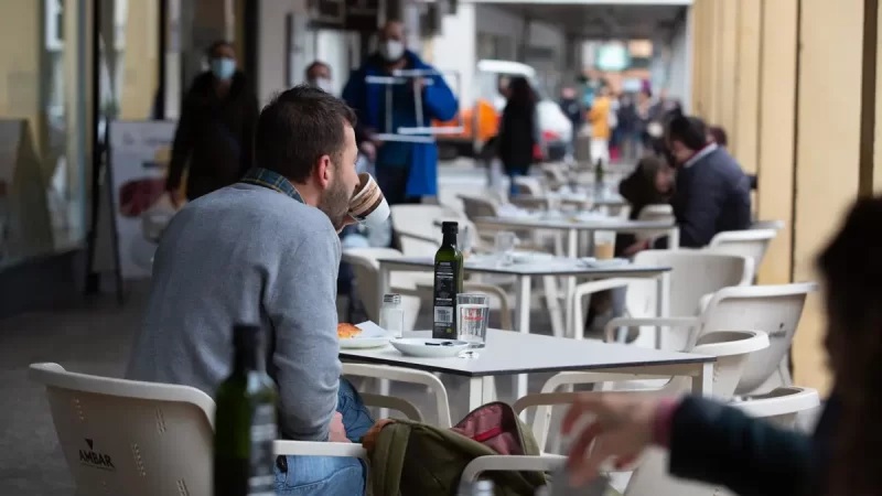 El desempleo desciende en 1.800 personas en el primer trimestre, aunque se pierden 5.300 puestos de