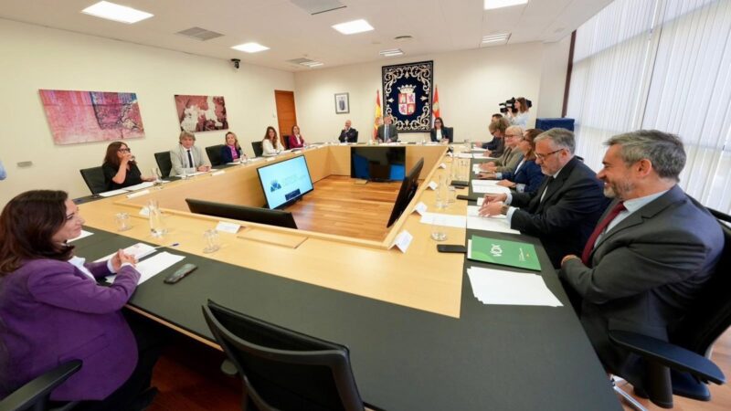 Las Cortes definirán dedicaciones exclusivas y retribuciones de 2022 mientras se forma un grupo de