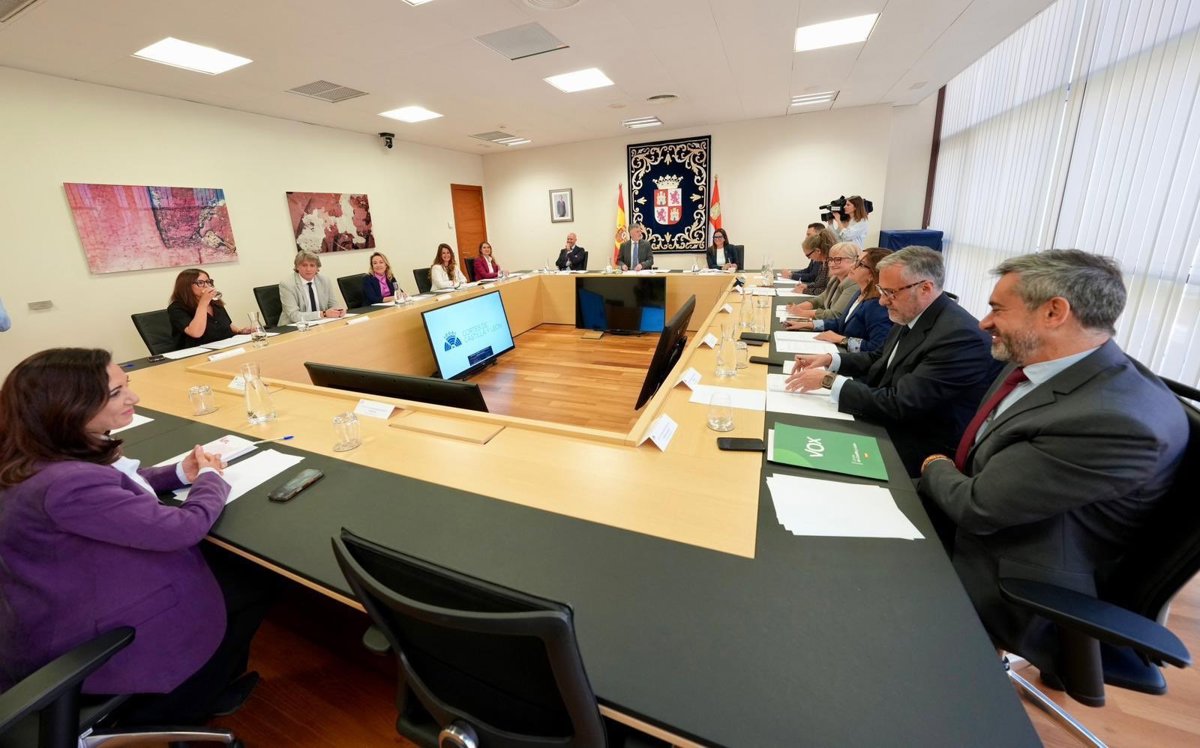 Las Cortes definirán dedicaciones exclusivas y retribuciones de 2022 mientras se forma un grupo de