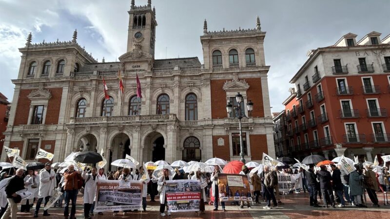 Más de 200 médicos se manifiestan en Valladolid a pesar de la lluvia y las tácticas de Sanidad