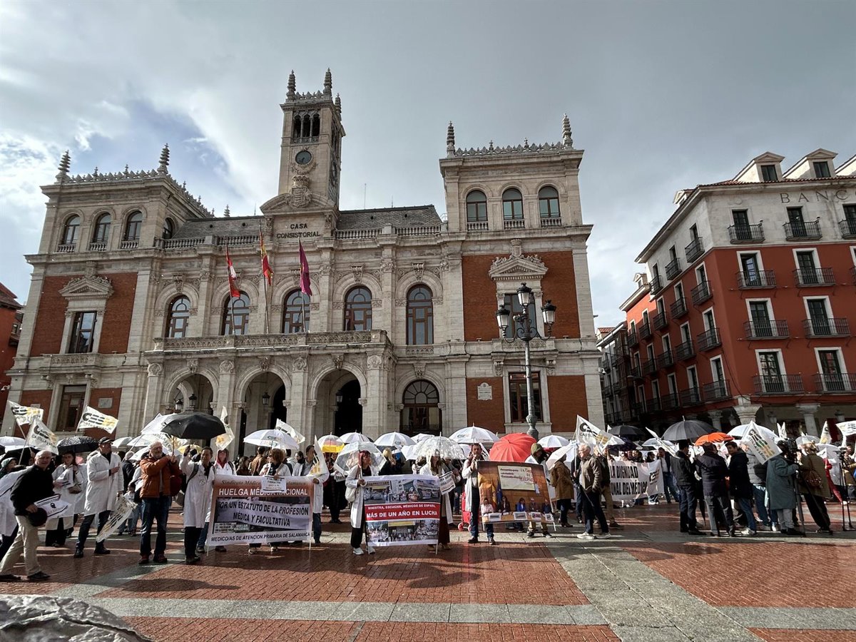 Más de 200 médicos se manifiestan en Valladolid a pesar de la lluvia y las tácticas de Sanidad