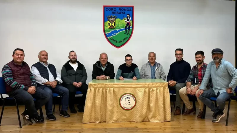 Rubén García toma el relevo de Valentín Martínez como presidente del Coro Ronda Besaya después
