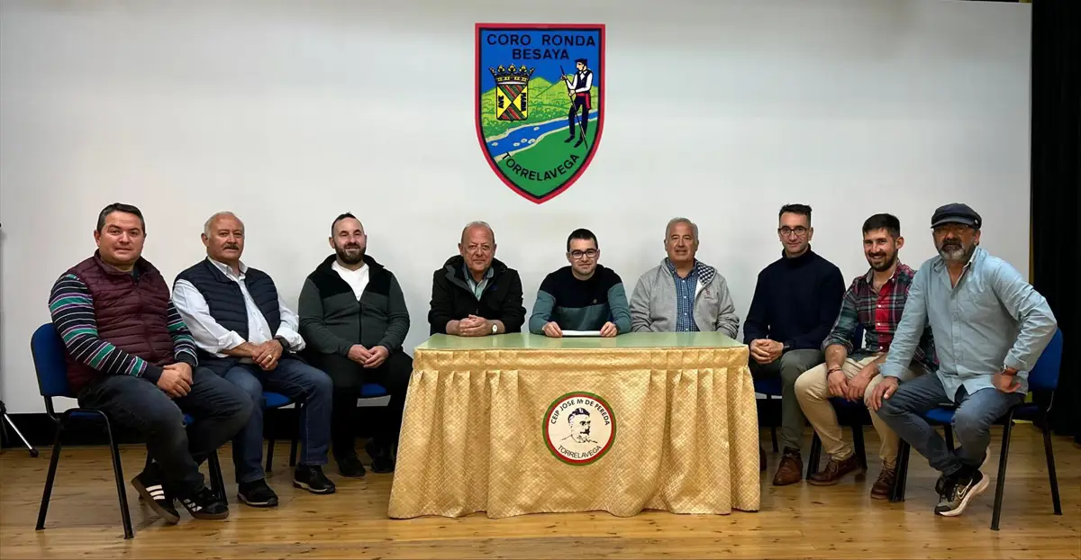 Rubén García toma el relevo de Valentín Martínez como presidente del Coro Ronda Besaya después