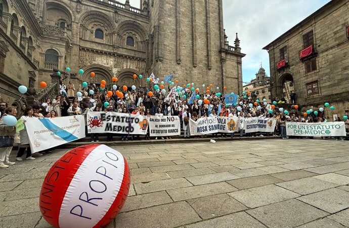Médicos marchan en Santiago «por la defensa total de la sanidad pública»: «No pararemos hasta el