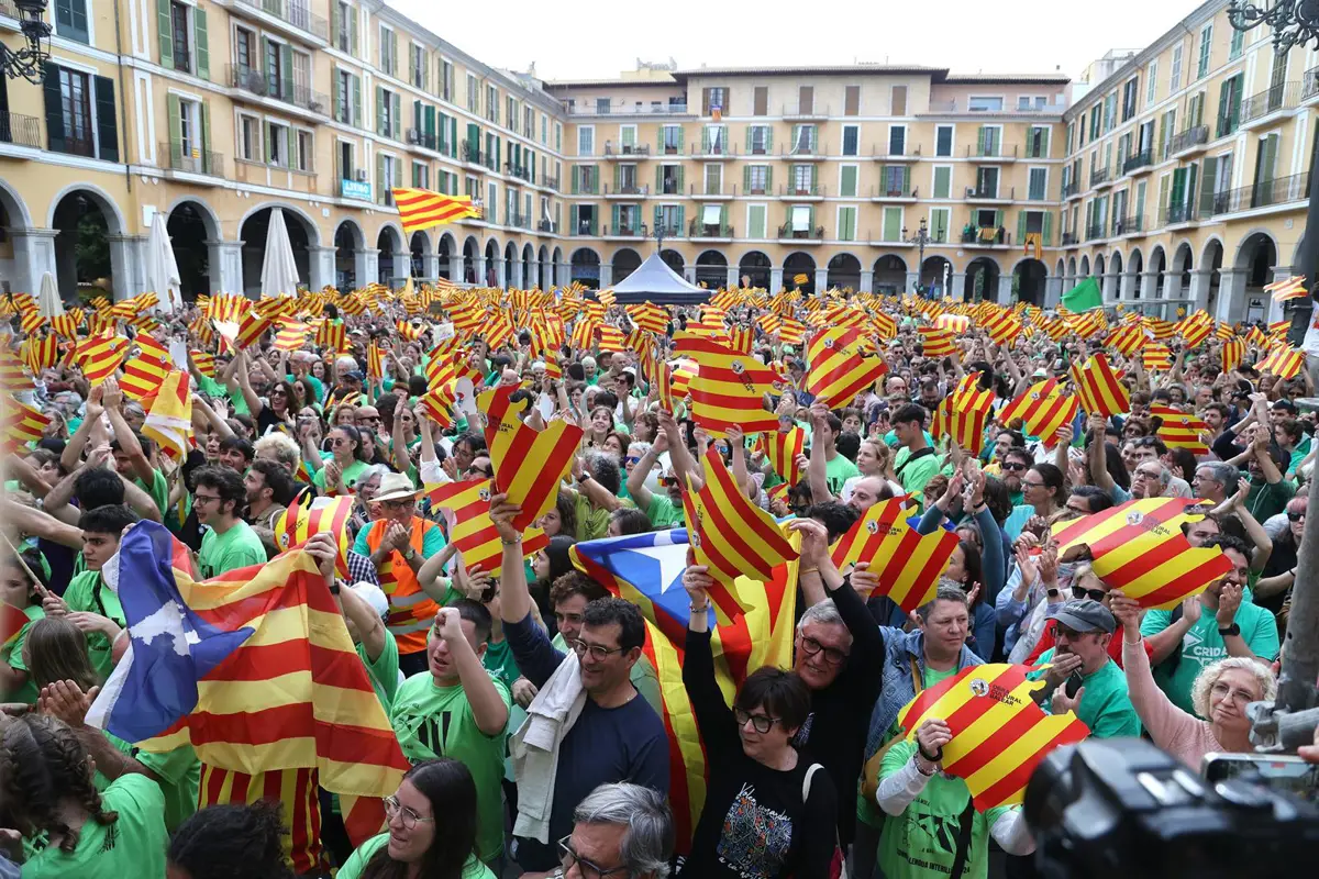 El Parlament defiende el catalán y pide al Govern que apoye a los escritores de Baleares en