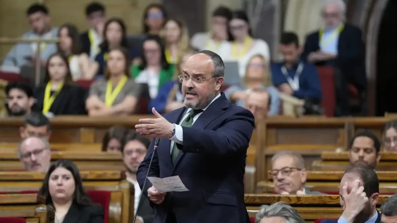 Fernández (PP) solicita a Illa que prohíba el burka, mientras él critica a Vox por su agenda