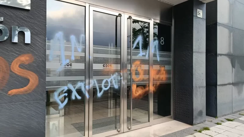 La sede de CEOE CyL en Valladolid aparece con pintadas que dicen «Traidores 1M» en su fachada