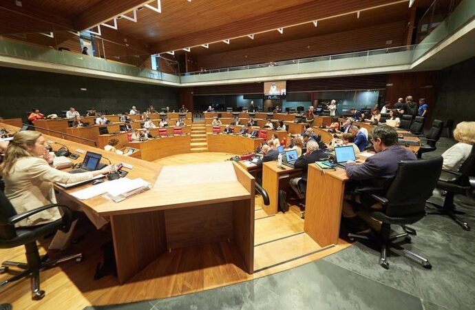 El Parlamento de Navarra aprueba el decreto foral con medidas fiscales por la guerra en Irán
