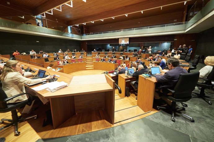 El Parlamento de Navarra aprueba el decreto foral con medidas fiscales por la guerra en Irán