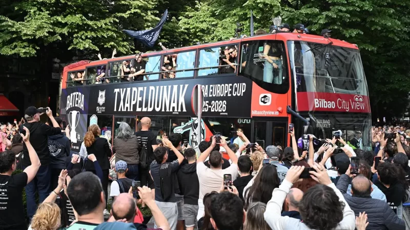 Miles de aficionados celebran con los jugadores del Surne Bilbao Basket su triunfo en la FIBA