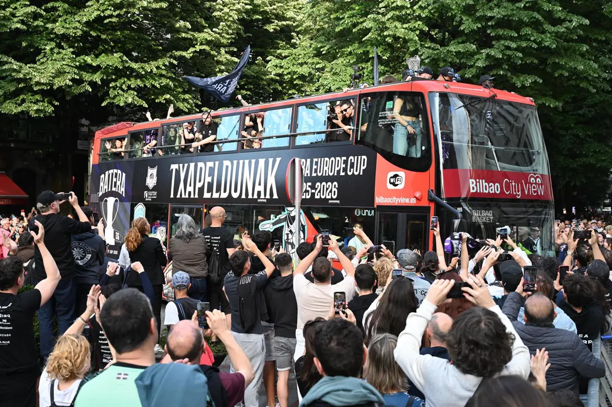 Miles de aficionados celebran con los jugadores del Surne Bilbao Basket su triunfo en la FIBA