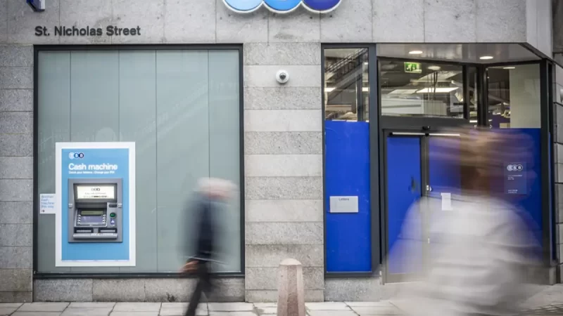 Sabadell finaliza la venta de TSB a Santander por 3.300 millones y pagará el dividendo el 29 de