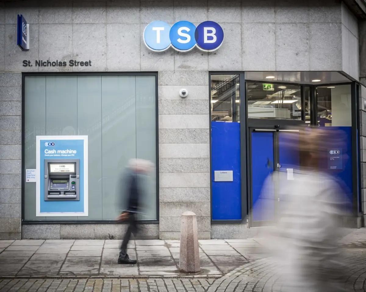 Sabadell finaliza la venta de TSB a Santander por 3.300 millones y pagará el dividendo el 29 de