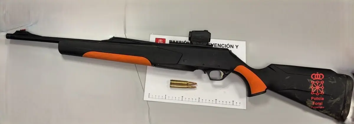Policía Foral decomisa un arma de fuego preparada para caza furtiva en un control en Alsasua