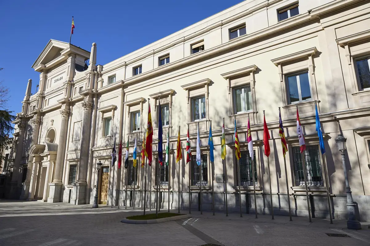 El Senado exhibirá en su fachada los colores y elementos de la bandera de Madrid por el 2 de mayo