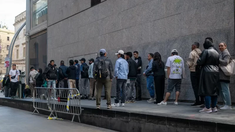 Entidades sociales de Cataluña solicitan recursos para gestionar regularizaciones y temen