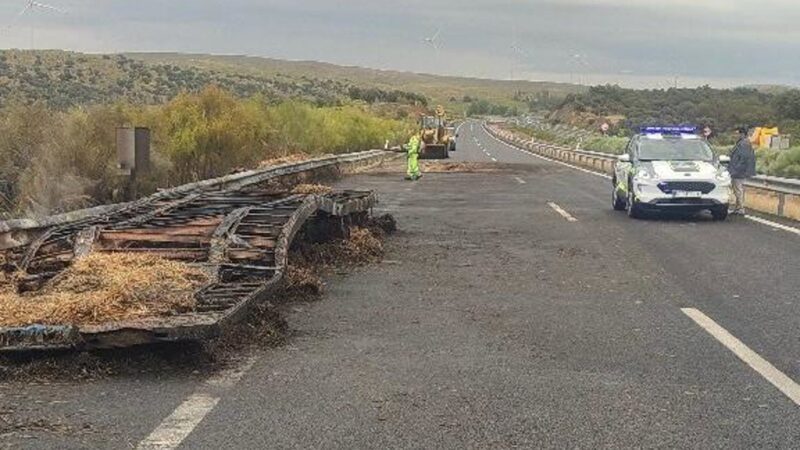 La autovía A-66 a la altura de Mirabel (Cáceres) vuelve a estar operativa tras retirar un camión