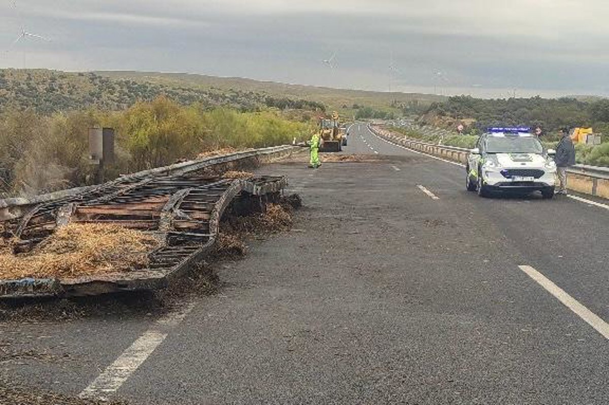 La autovía A-66 a la altura de Mirabel (Cáceres) vuelve a estar operativa tras retirar un camión