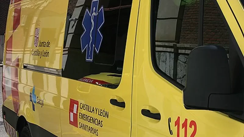 Conductor herido tras salir de la carretera y colisionar contra un muro en Corullón, León