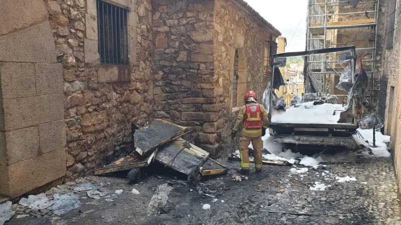 Bomberos controlan el fuego en un camión en el centro histórico de Cáceres
