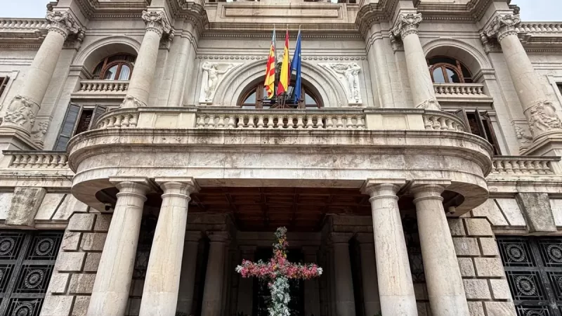 El Ayuntamiento de València instala la Cruz de Mayo en homenaje a las madres en su día