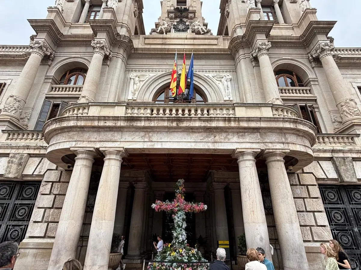 El Ayuntamiento de València instala la Cruz de Mayo en homenaje a las madres en su día