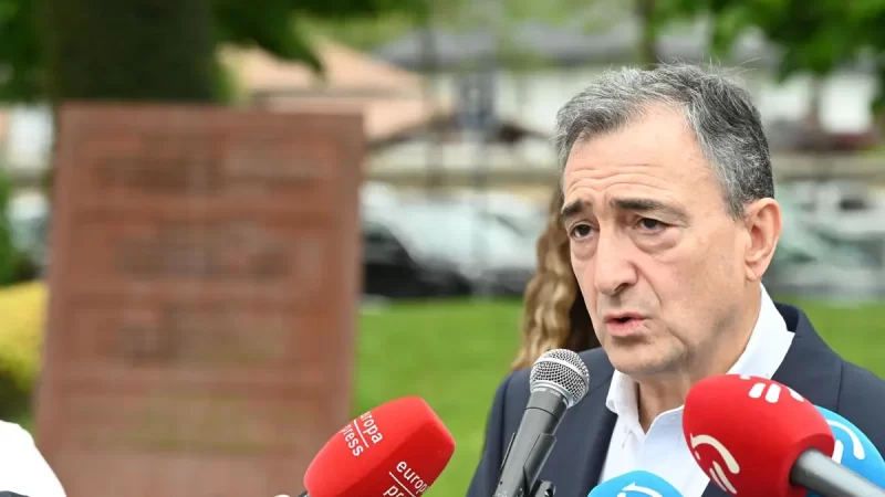 Esteban considera «inaceptable» que el PSE use un meme sobre él y lo tacha de falta de «honradez