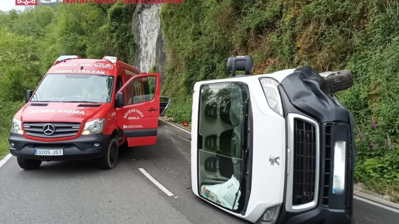 Accidente en Arano: un herido leve al volcar una furgoneta tras salirse de la carretera