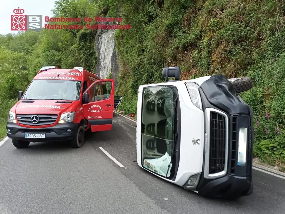 Accidente en Arano: un herido leve al volcar una furgoneta tras salirse de la carretera
