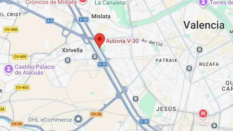 Un coche se desliza al río en la zona árida de la V-30, en Valencia. Largas colas de firmas de