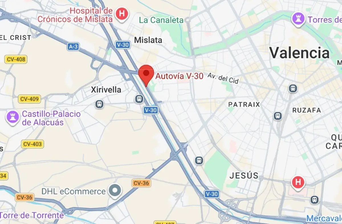 Un coche se desliza al río en la zona árida de la V-30, en Valencia. Largas colas de firmas de