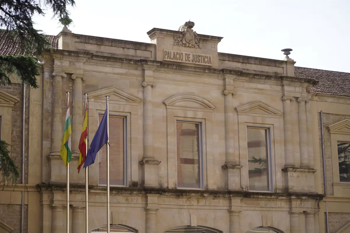 Solicitan 10 años de cárcel para los cinco acusados de agredir y robar a un indigente en Logroño