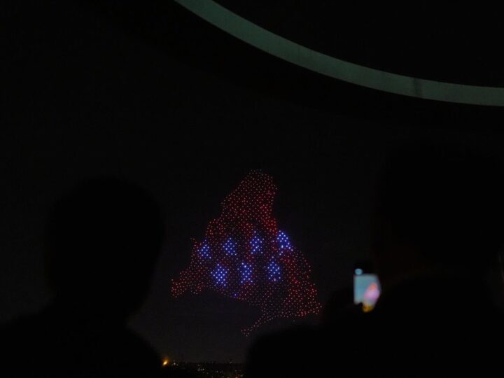 Mil drones brillan en el cielo de Madrid para celebrar el Dos de Mayo