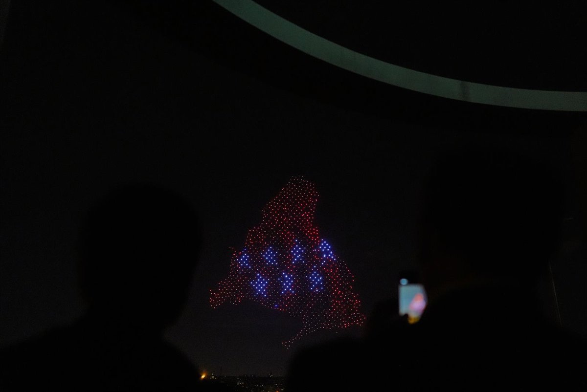 Mil drones brillan en el cielo de Madrid para celebrar el Dos de Mayo