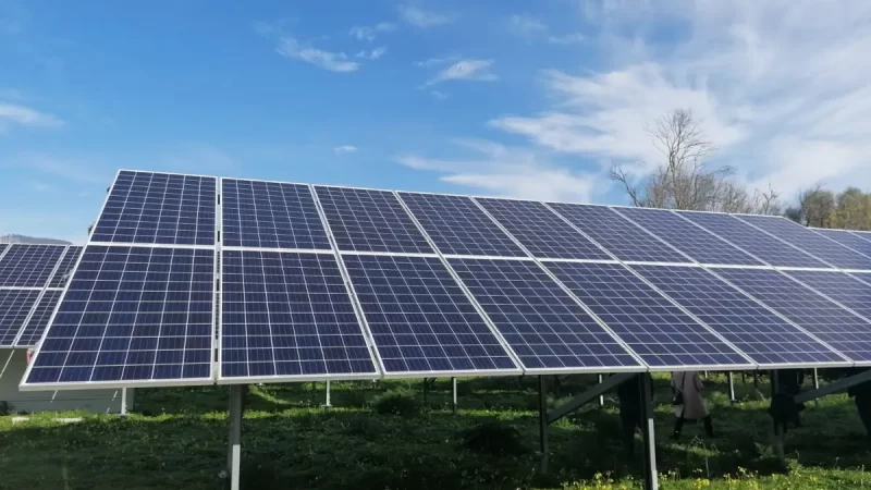 El Govern centrará su atención en suelos degradados y zonas industriales para instalar paneles
