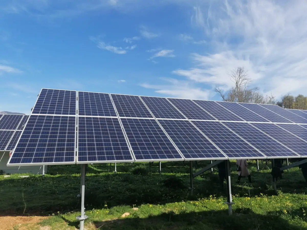 El Govern centrará su atención en suelos degradados y zonas industriales para instalar paneles