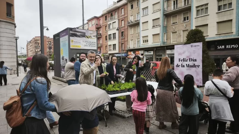 Logroño celebra el Día de la Madre repartiendo cerca de 500 plantas del vivero municipal