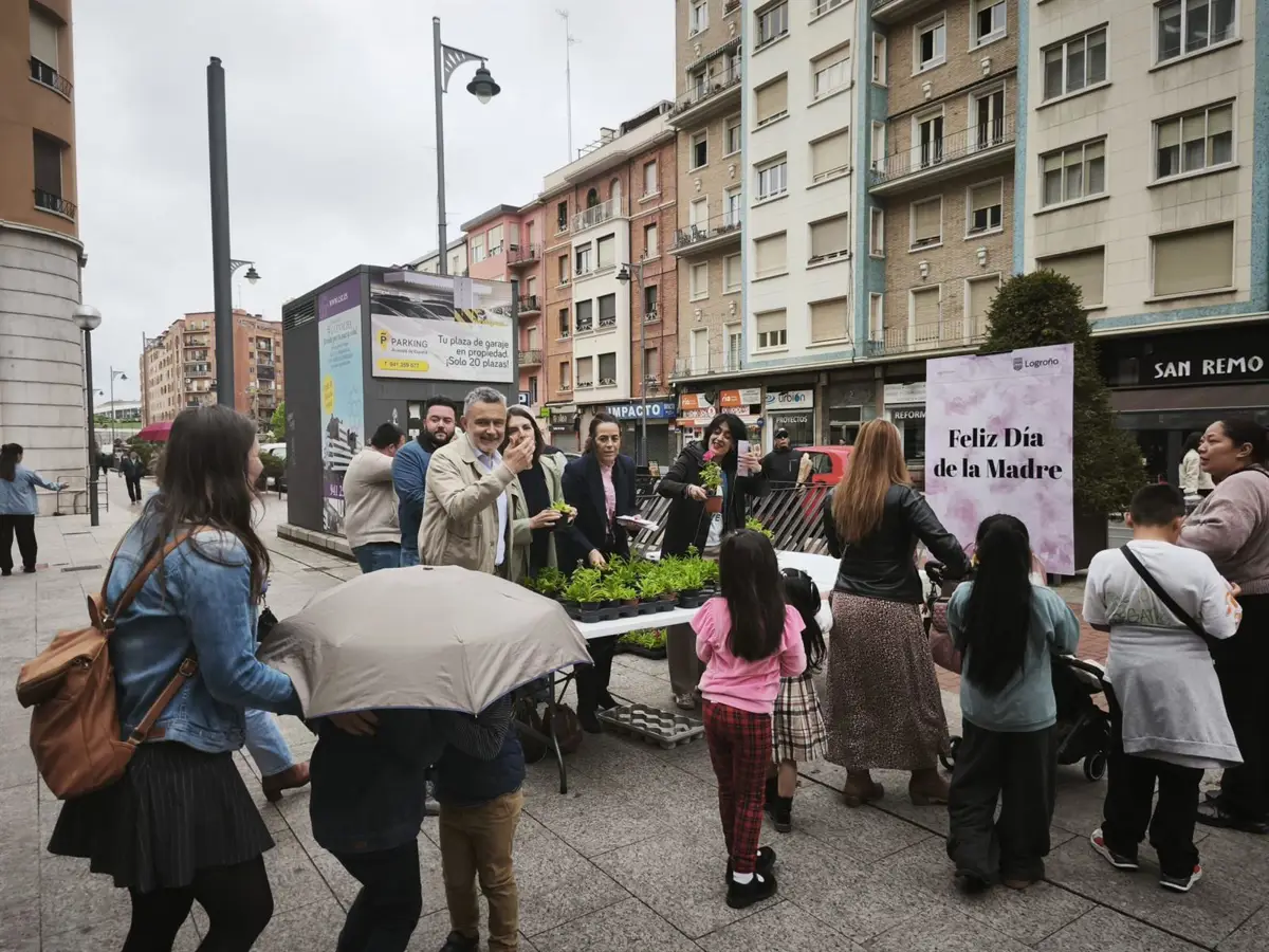 Logroño celebra el Día de la Madre repartiendo cerca de 500 plantas del vivero municipal