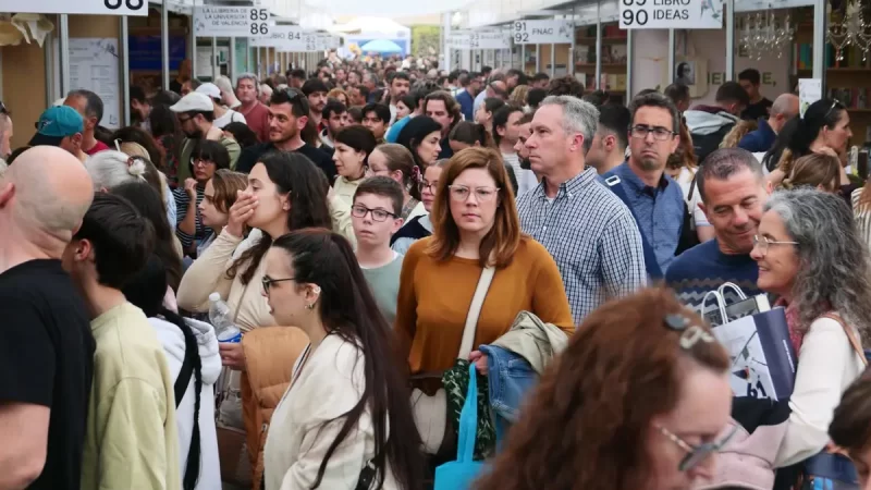 Cómics, thrillers y crítica social atraen multitudes a la Fira del Llibre de València