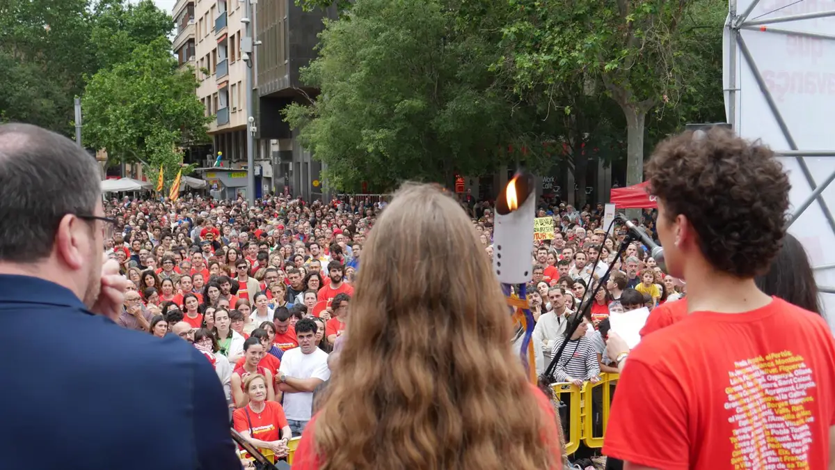 La llegada de la flama del Correllengua Agermanat 2026 ilumina la plaza de España en Palma