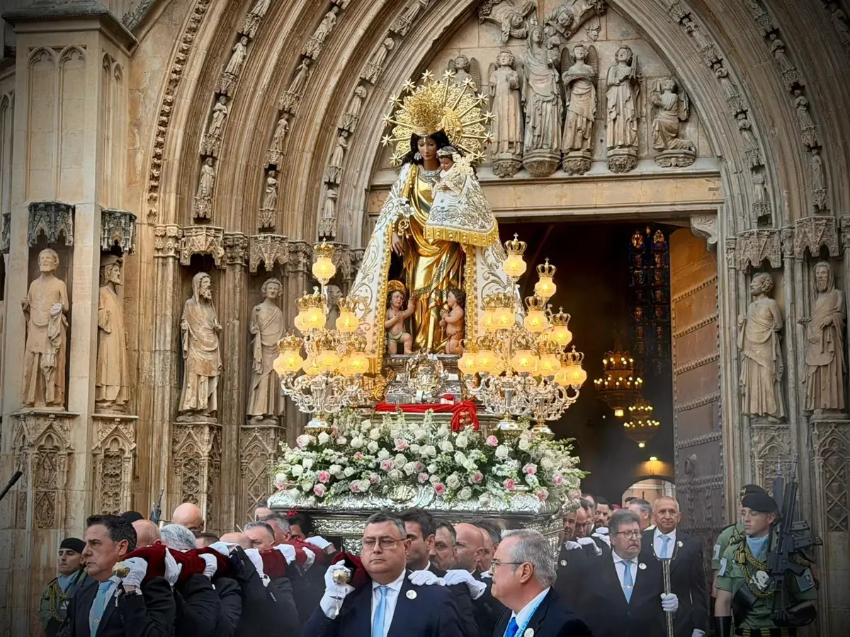 Una lluvia de pétalos cierra con broche de oro el día principal de la patrona de València