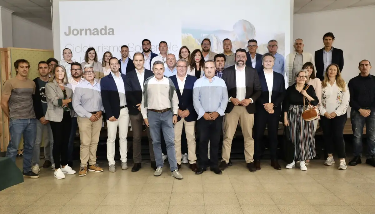 La Diputación de Alicante impulsará una mesa de trabajo continua sobre cicloturismo en la Costa