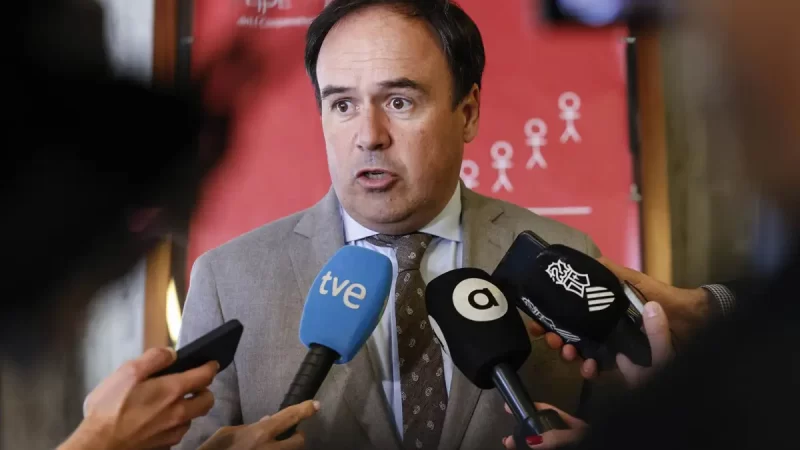 Pérez Llorca destaca avances en diálogo con sindicatos y solicita priorizar a los estudiantes en