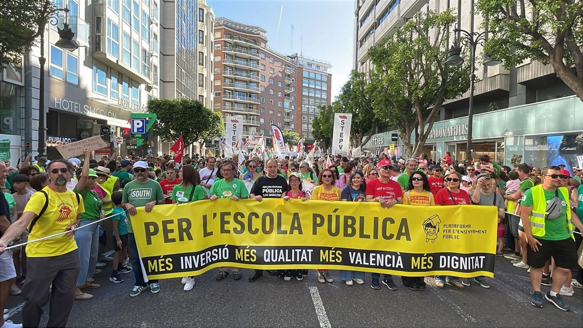 Profundas razones llevan a docentes y familias a Valencia tras 10 días de huelga por mejorar la