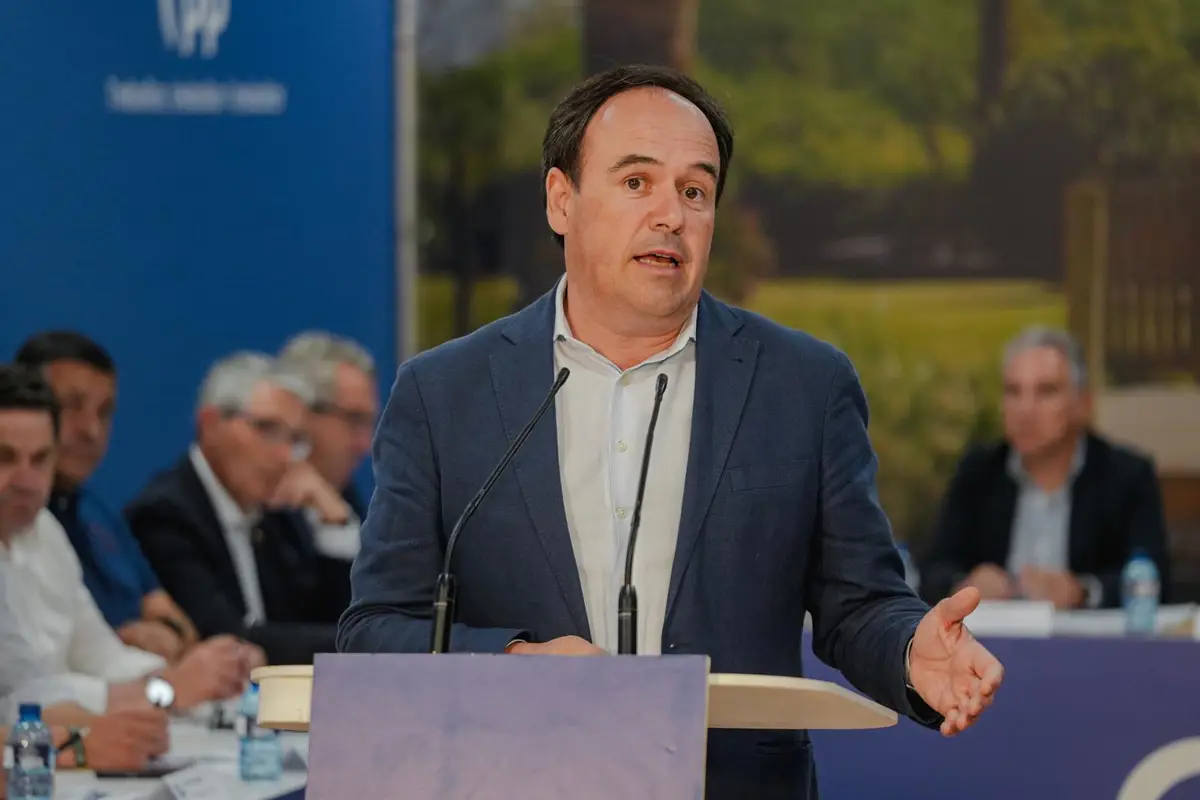 Llorca ve un progreso en el acuerdo salarial para docentes con ANPE y CSIF, espera la firma final